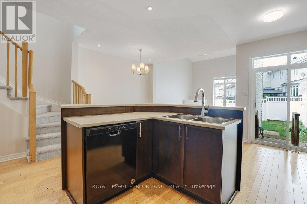 306 Waymark Crescent, Ottawa, ON - Indoor Photo Showing Kitchen With Double Sink