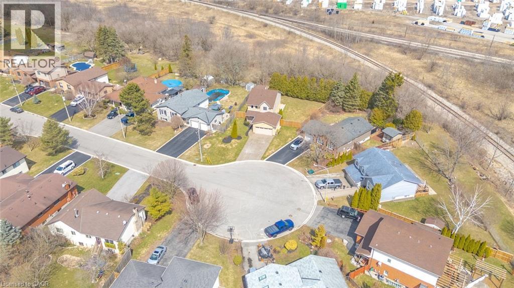 Residential neighborhood featuring a cul-de-sac, paved driveways, established landscaping, and a variety of detached homes - 200 Morrison Drive, Caledonia, ON - Outdoor With View