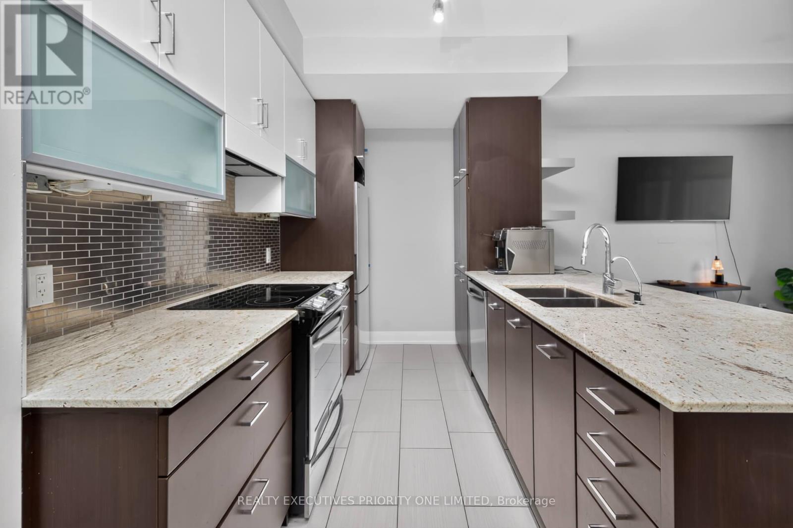 59 - 8161 Kipling Avenue, Vaughan, ON - Indoor Photo Showing Kitchen With Double Sink With Upgraded Kitchen