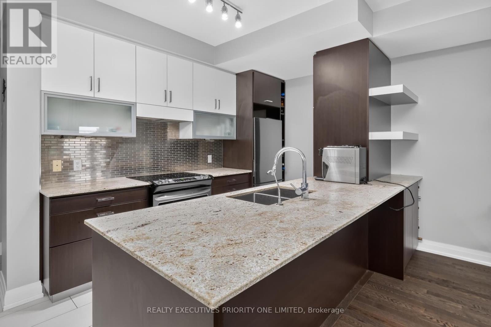 59 - 8161 Kipling Avenue, Vaughan, ON - Indoor Photo Showing Kitchen With Double Sink