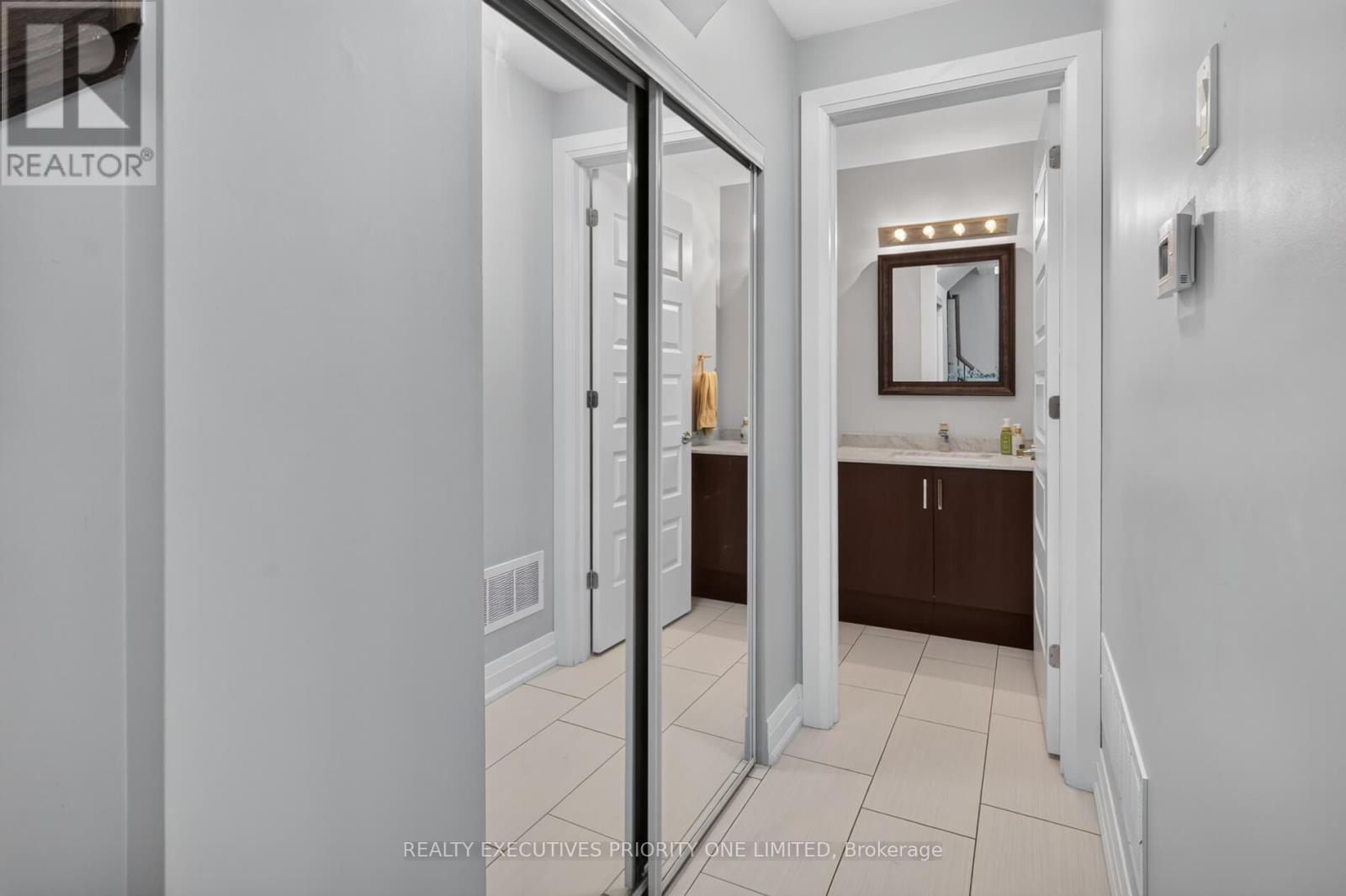59 - 8161 Kipling Avenue, Vaughan, ON - Indoor Photo Showing Other Room
