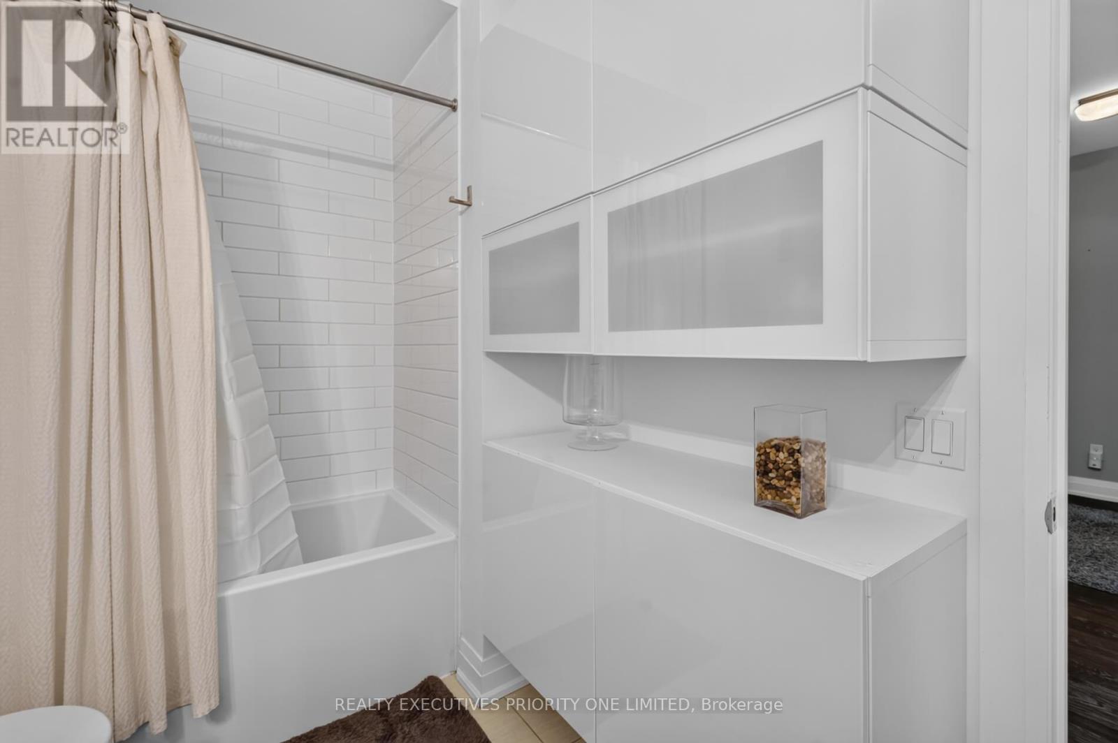 59 - 8161 Kipling Avenue, Vaughan, ON - Indoor