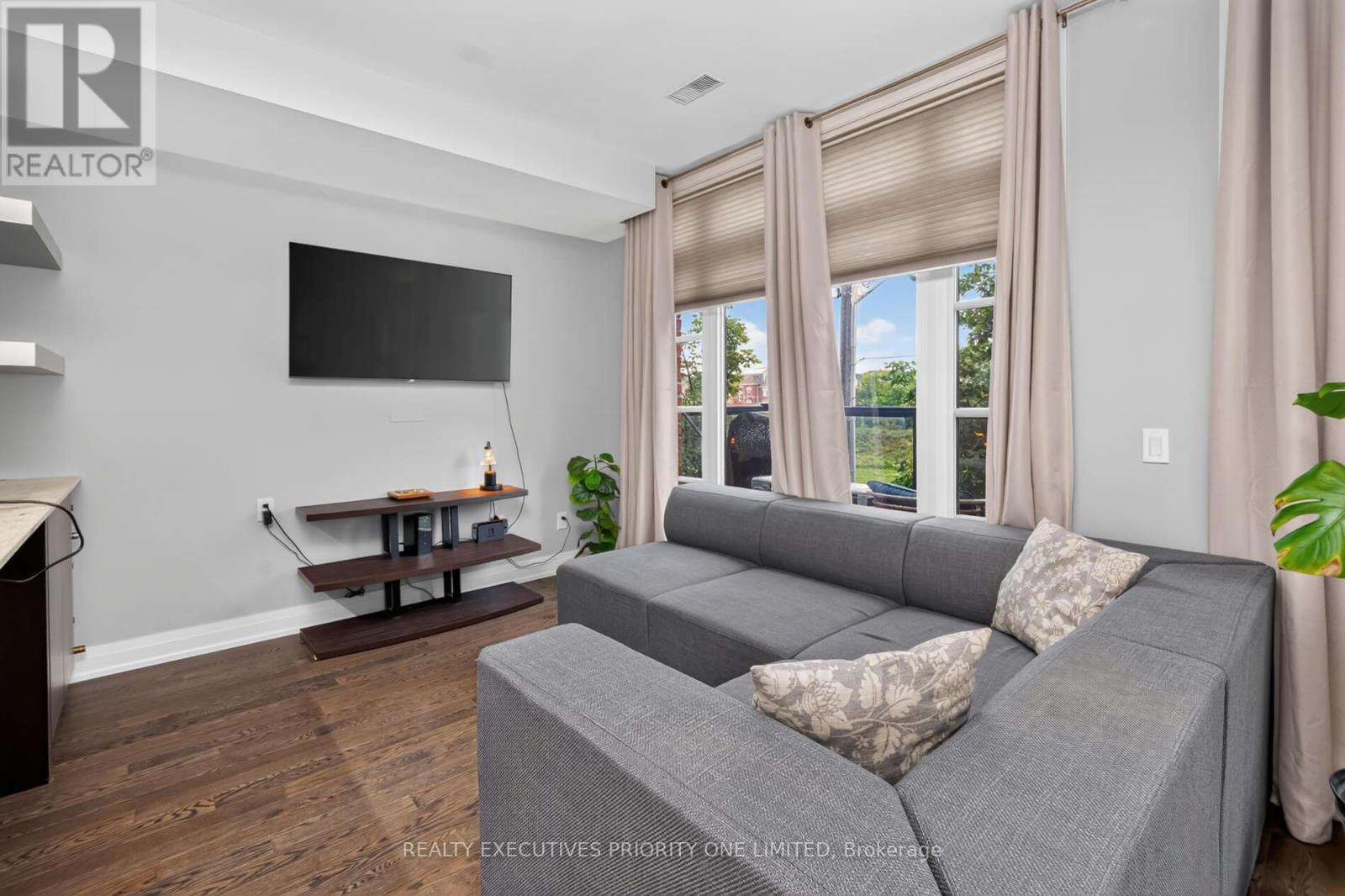 59 - 8161 Kipling Avenue, Vaughan, ON - Indoor Photo Showing Living Room