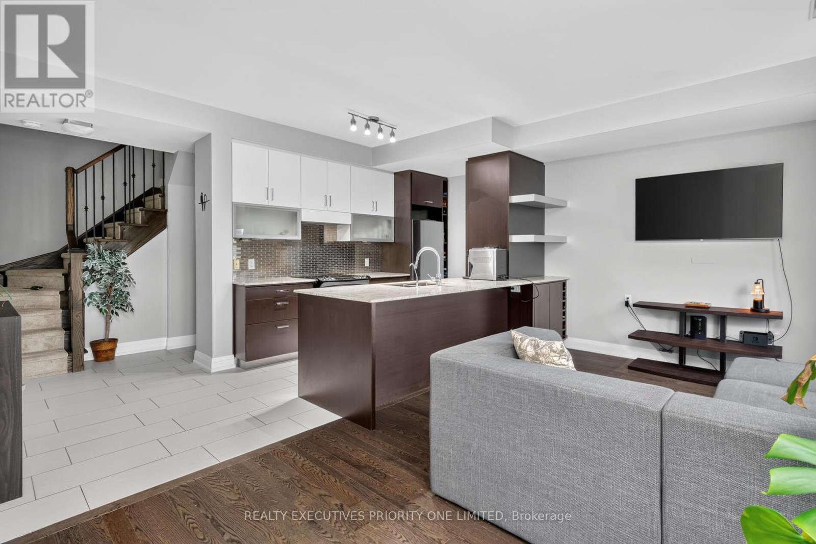 59 - 8161 Kipling Avenue, Vaughan, ON - Indoor