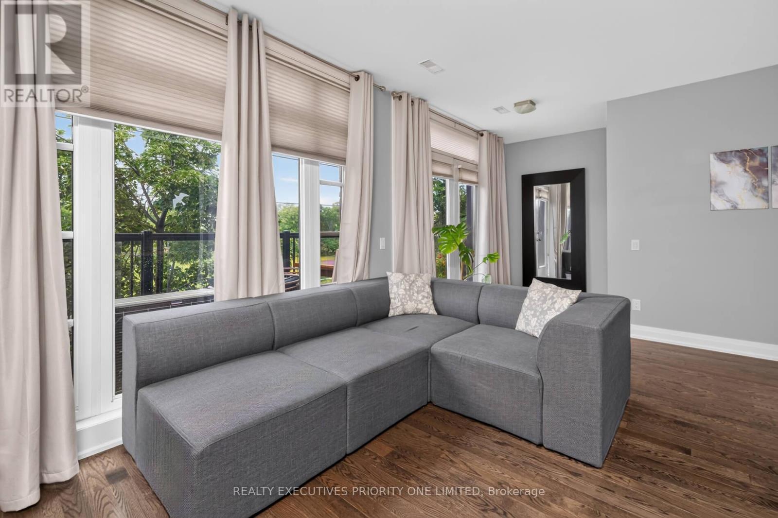 59 - 8161 Kipling Avenue, Vaughan, ON - Indoor Photo Showing Living Room