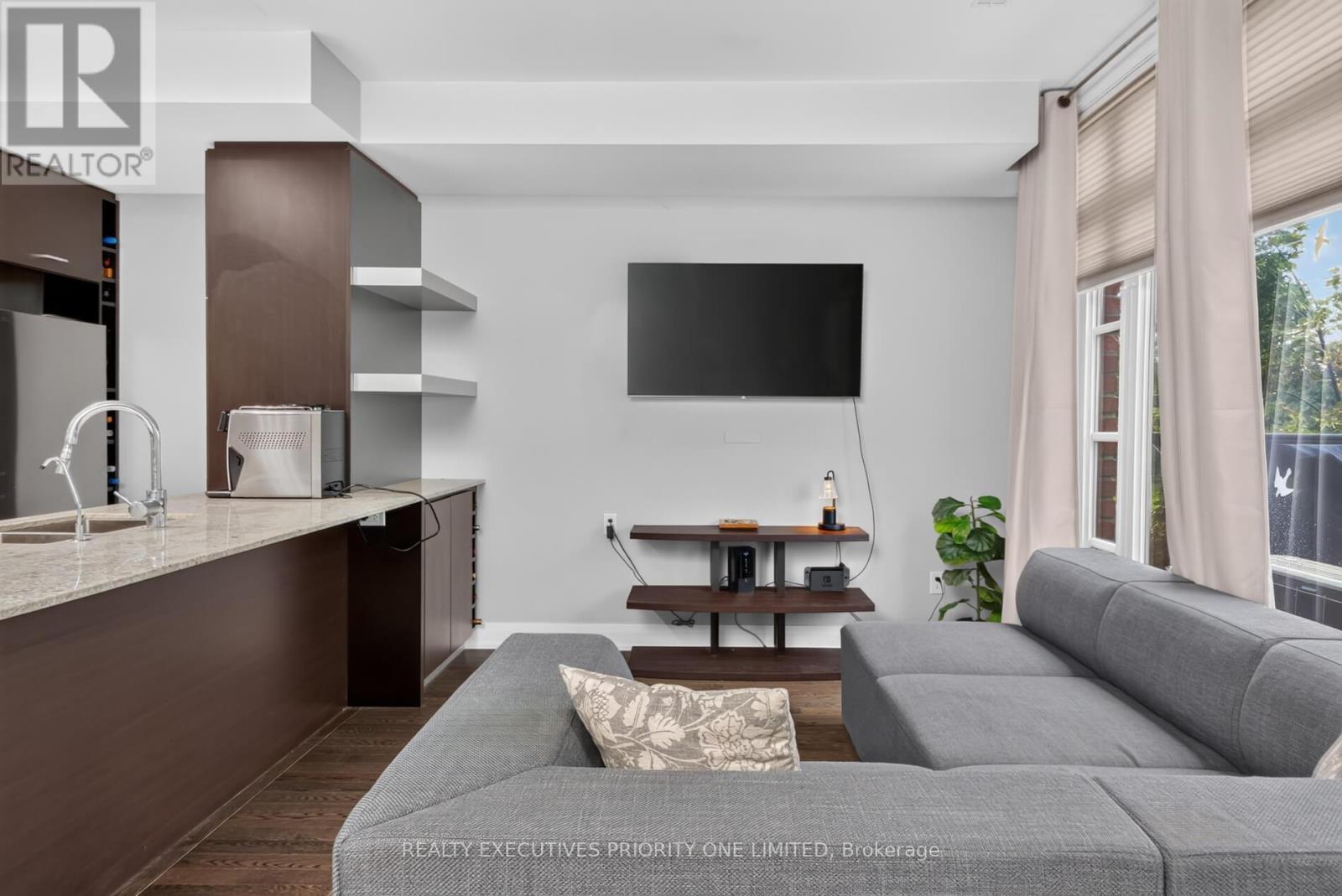 59 - 8161 Kipling Avenue, Vaughan, ON - Indoor Photo Showing Living Room