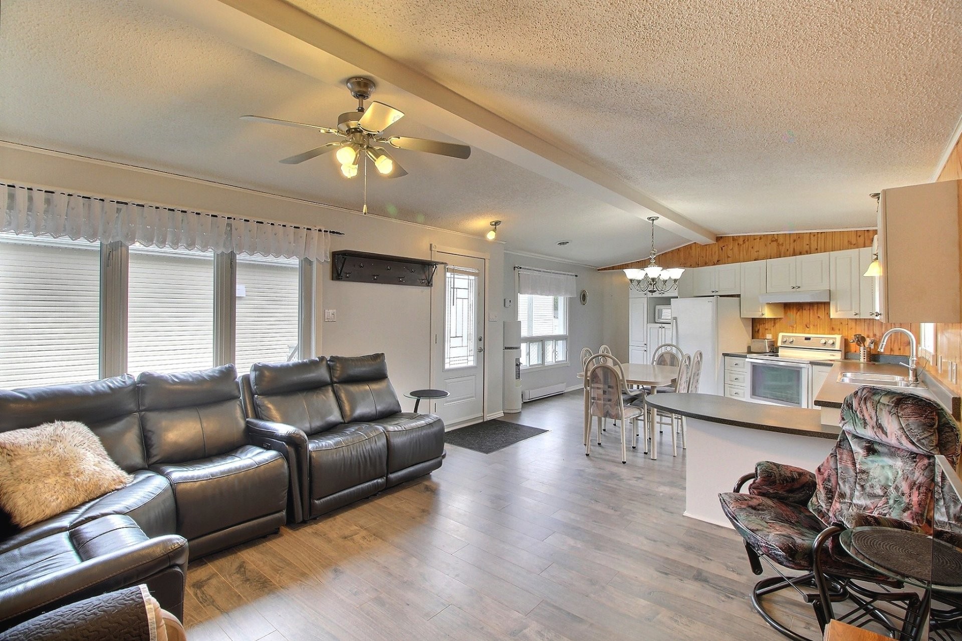 Vue d'ensemble - 38 Rue Dumont O., Rouyn-Noranda, QC - Indoor Photo Showing Living Room