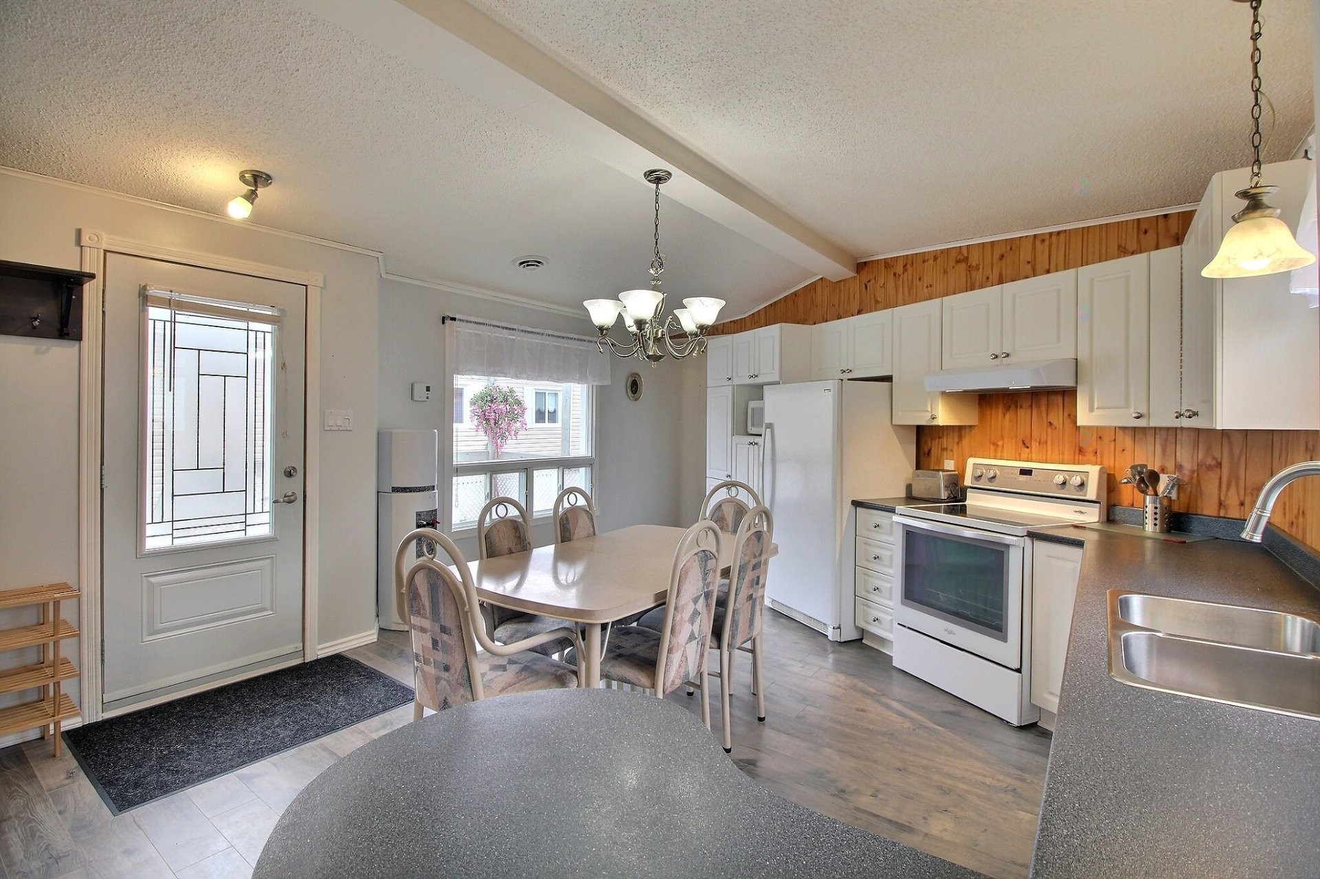 Cuisine - 38 Rue Dumont O., Rouyn-Noranda, QC - Indoor