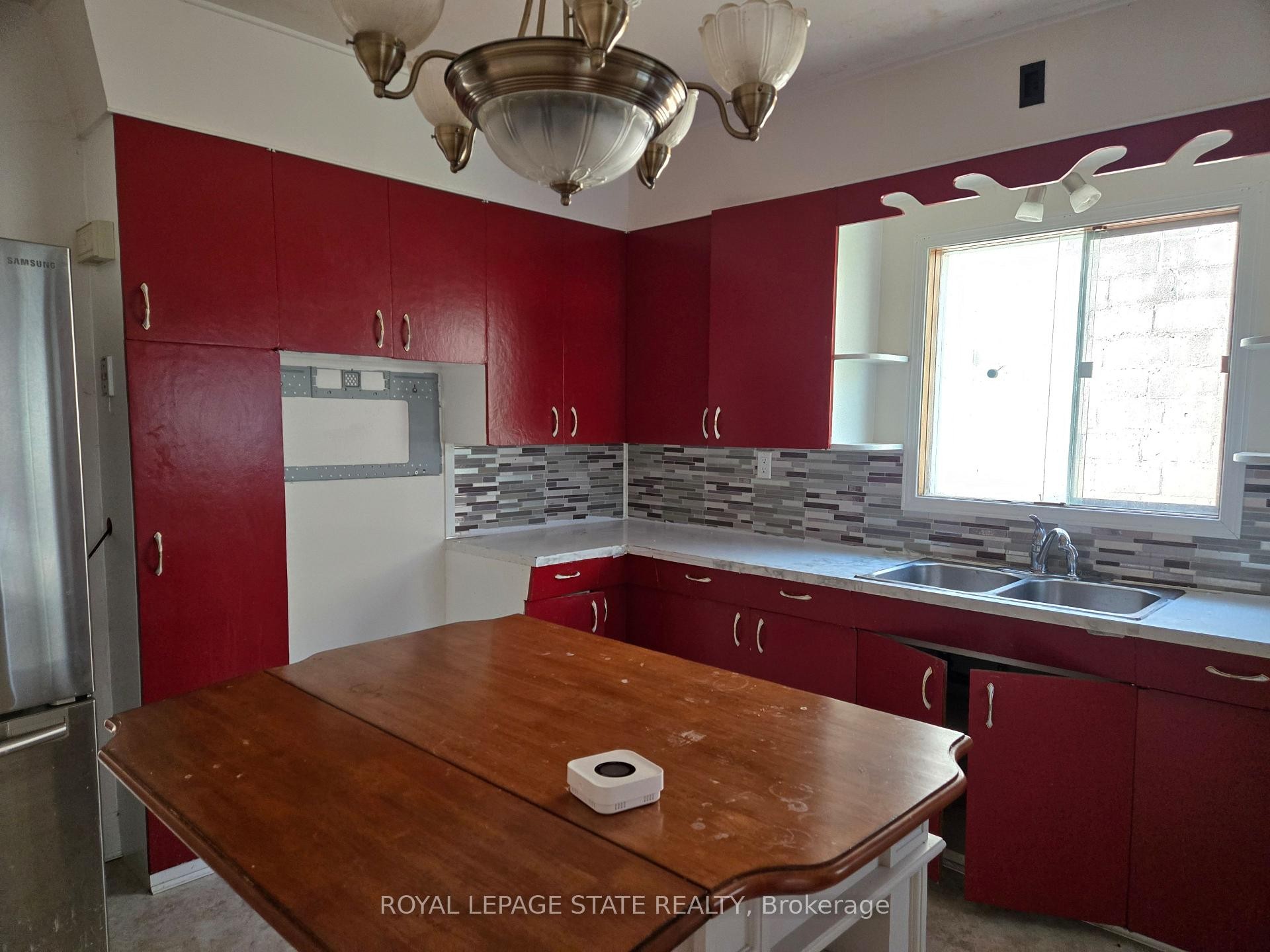 224 Burgar Street, Welland, ON - Indoor Photo Showing Kitchen With Double Sink