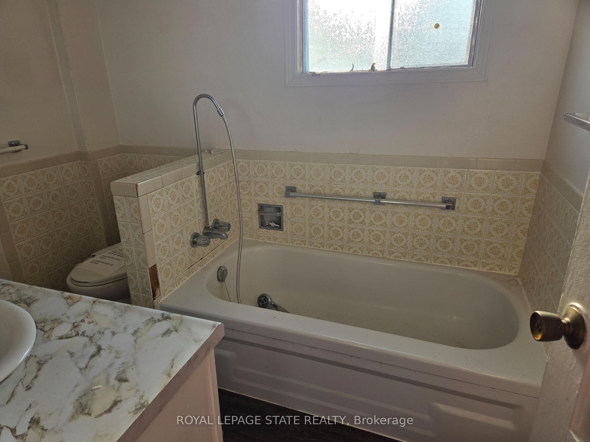 224 Burgar Street, Welland, ON - Indoor Photo Showing Bathroom