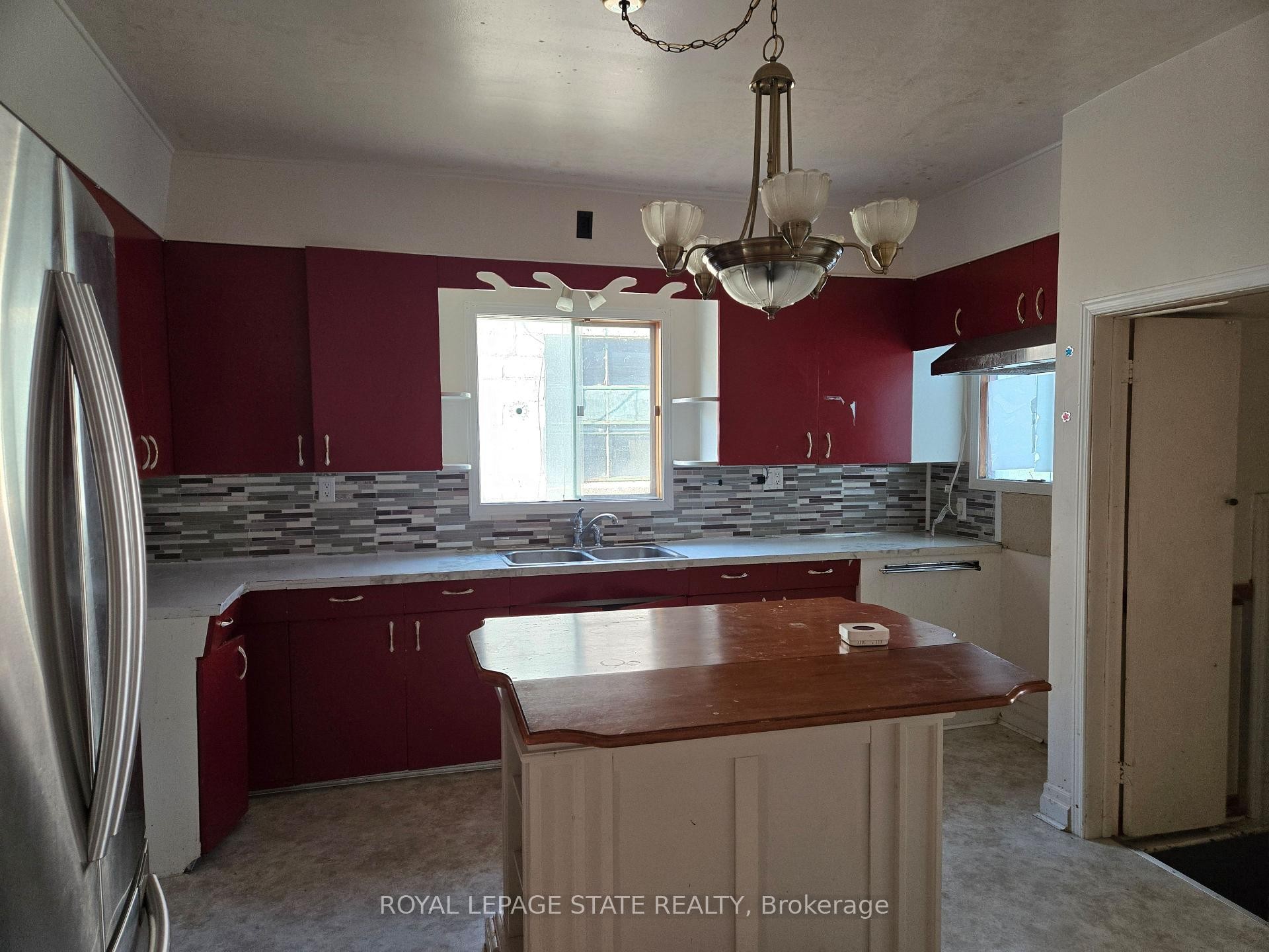 224 Burgar Street, Welland, ON - Indoor Photo Showing Kitchen With Double Sink