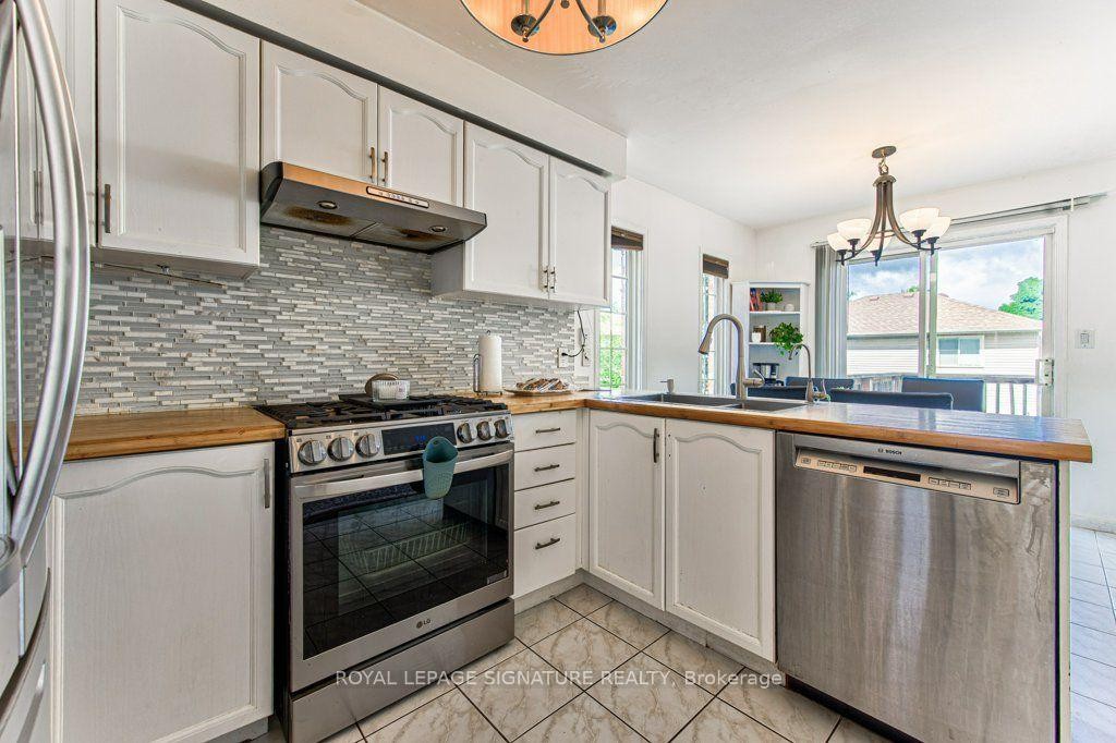 16 Westvillage Drive, Hamilton, ON - Indoor Photo Showing Kitchen With Upgraded Kitchen