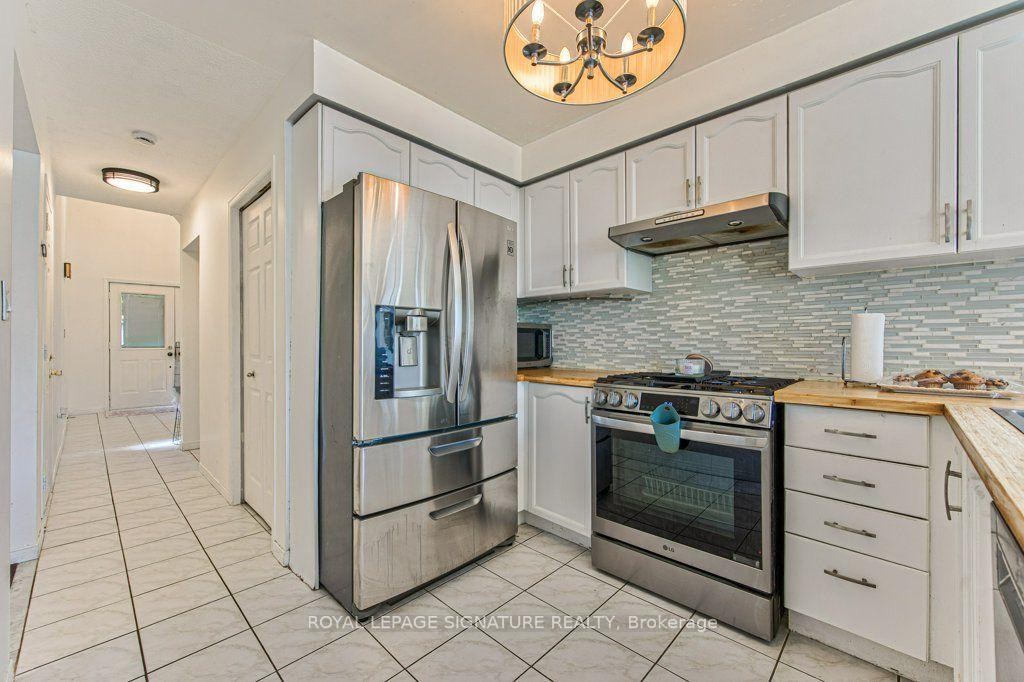 16 Westvillage Drive, Hamilton, ON - Indoor Photo Showing Kitchen With Upgraded Kitchen