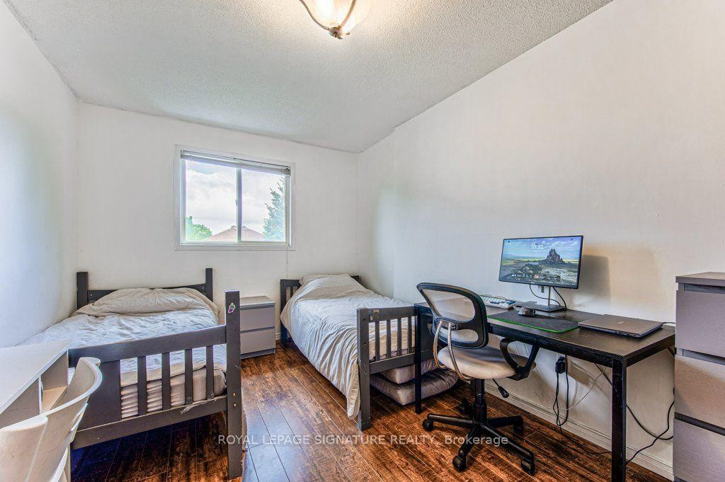 16 Westvillage Drive, Hamilton, ON - Indoor Photo Showing Bedroom