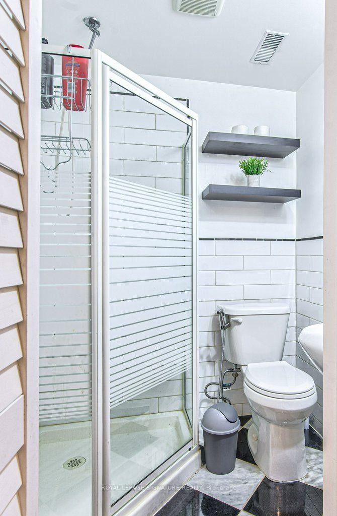 16 Westvillage Drive, Hamilton, ON - Indoor Photo Showing Bathroom