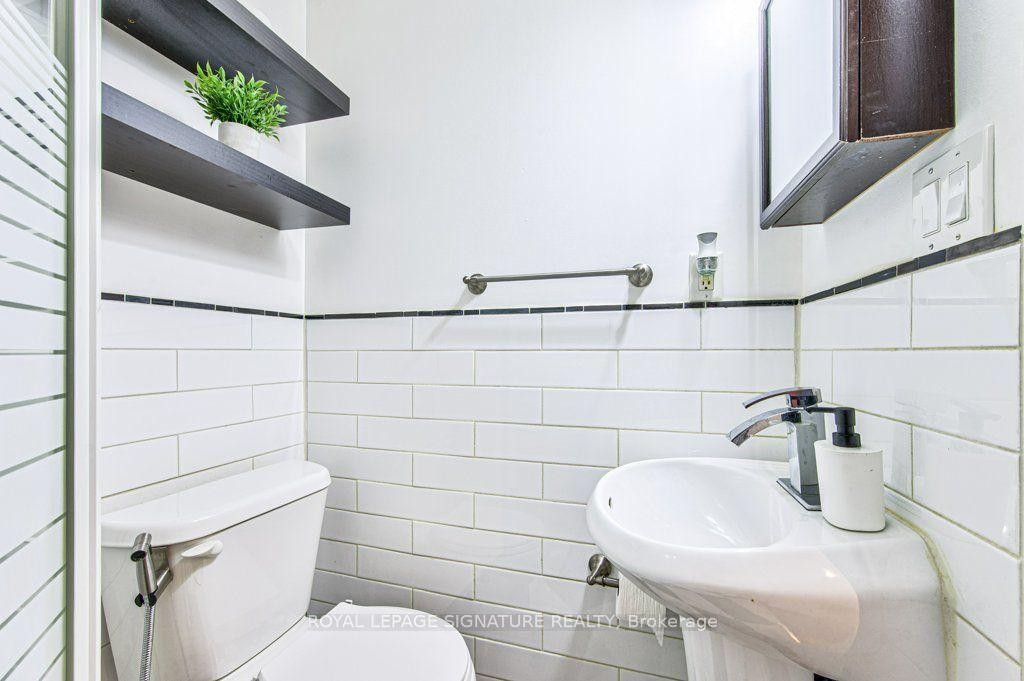 16 Westvillage Drive, Hamilton, ON - Indoor Photo Showing Bathroom