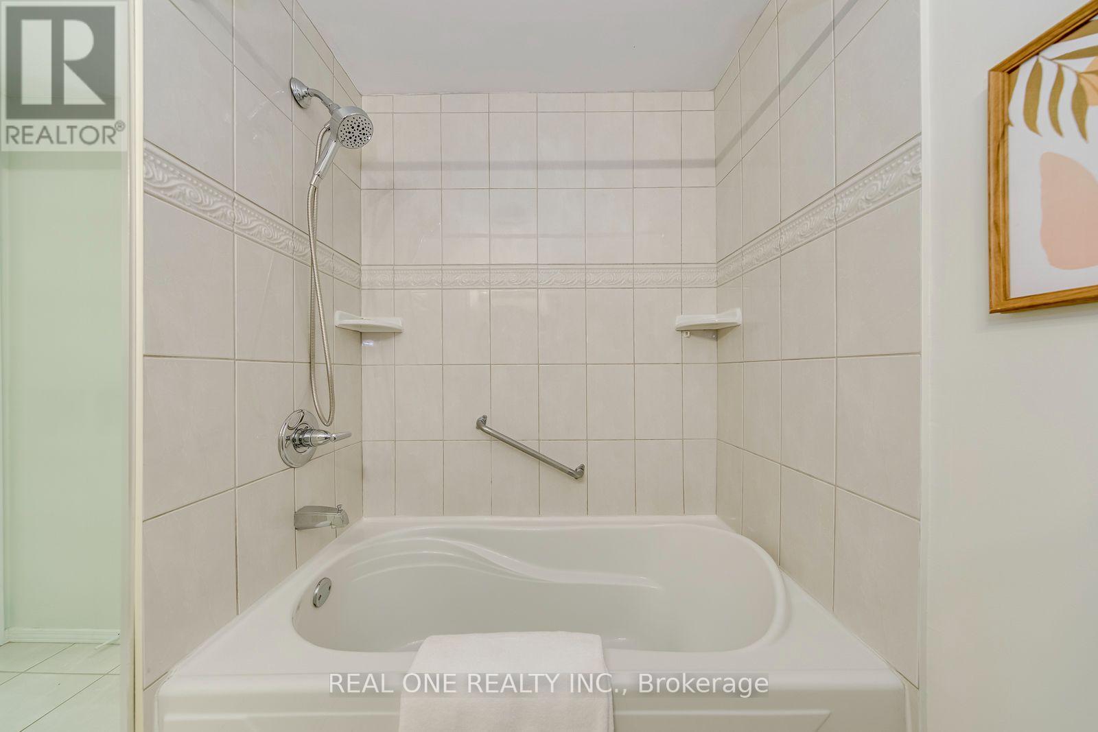 741 Queensbridge Drive, Mississauga, ON - Indoor Photo Showing Bathroom
