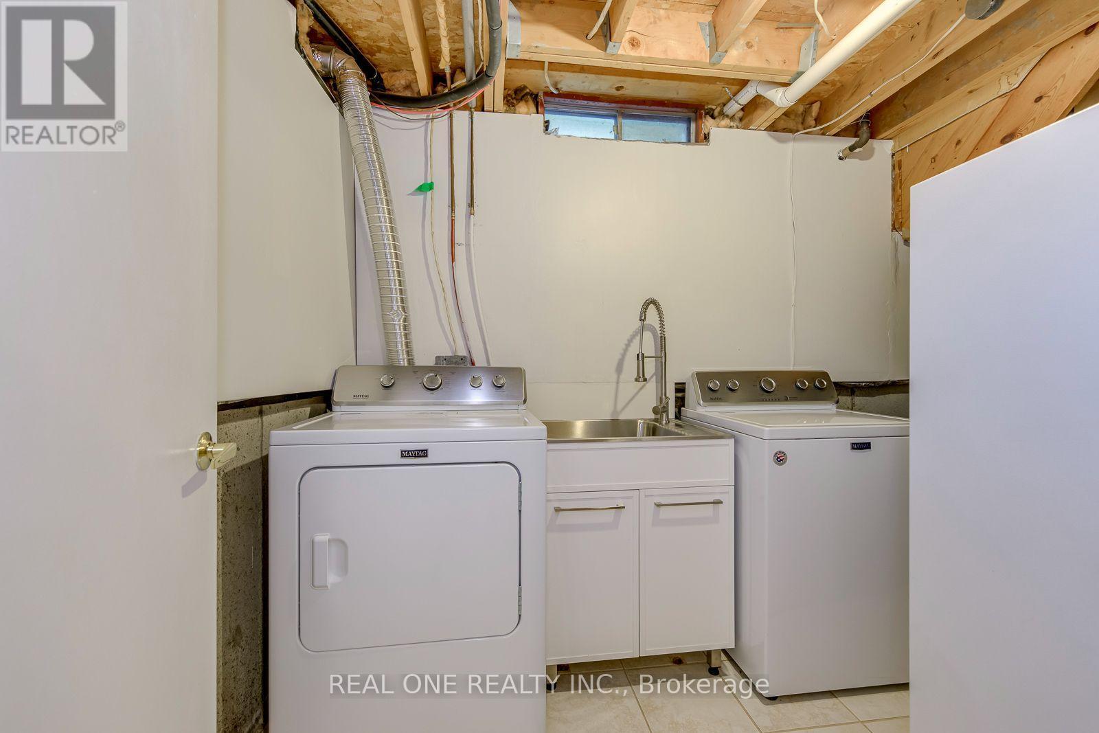 741 Queensbridge Drive, Mississauga, ON - Indoor Photo Showing Laundry Room