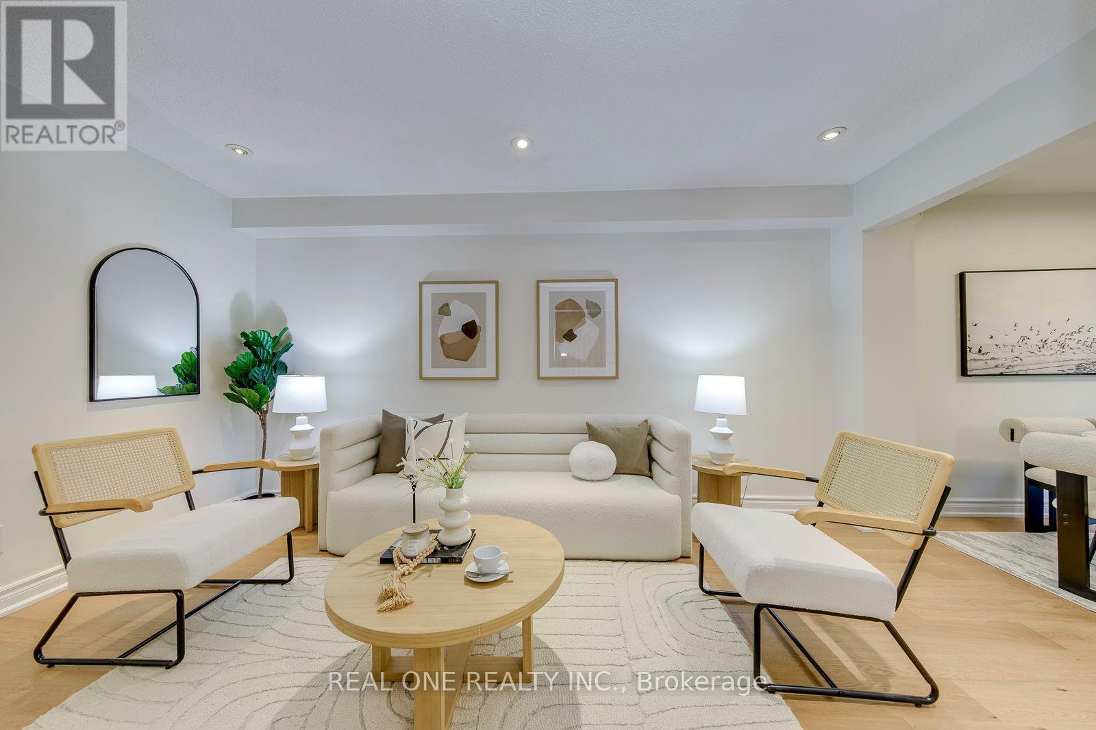 741 Queensbridge Drive, Mississauga, ON - Indoor Photo Showing Living Room