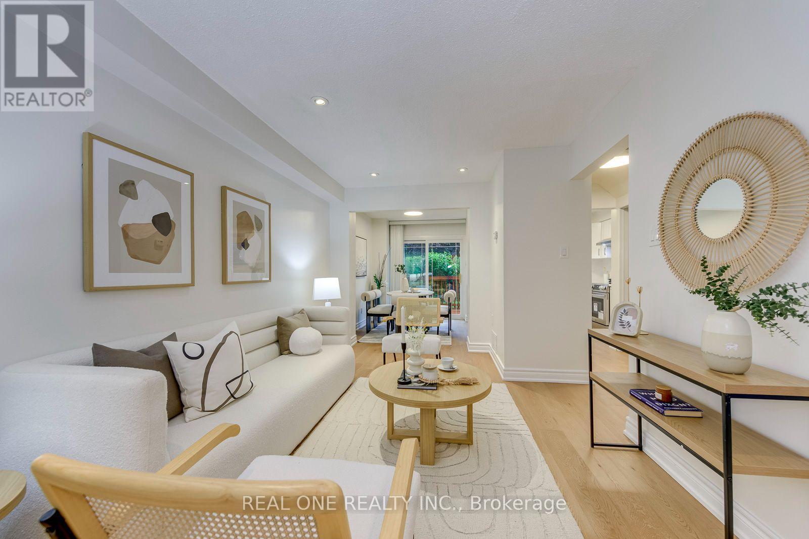 741 Queensbridge Drive, Mississauga, ON - Indoor Photo Showing Living Room