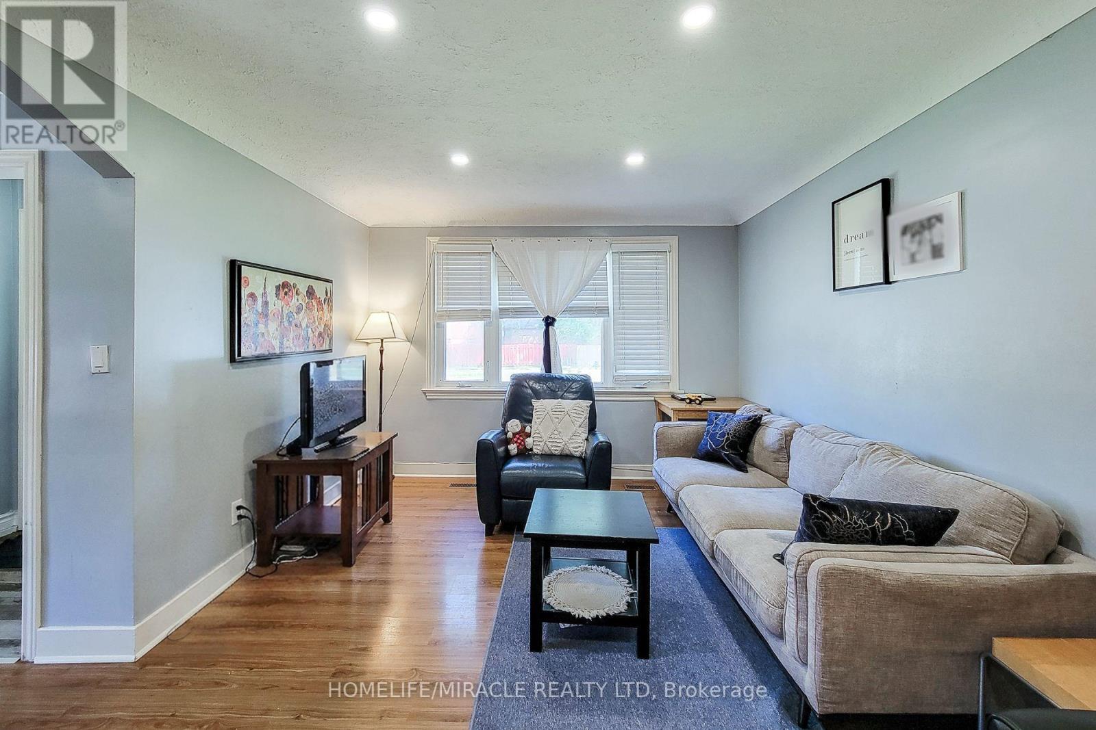 87 Rice Road, Welland, ON - Indoor Photo Showing Living Room