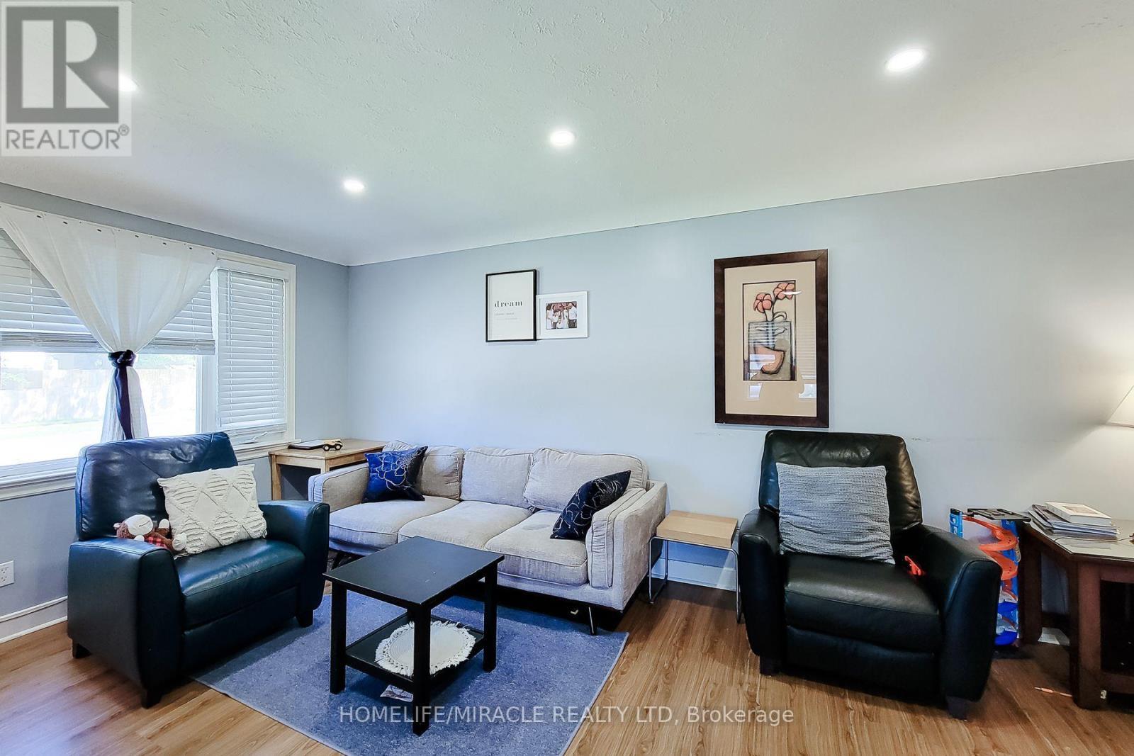 87 Rice Road, Welland, ON - Indoor Photo Showing Living Room