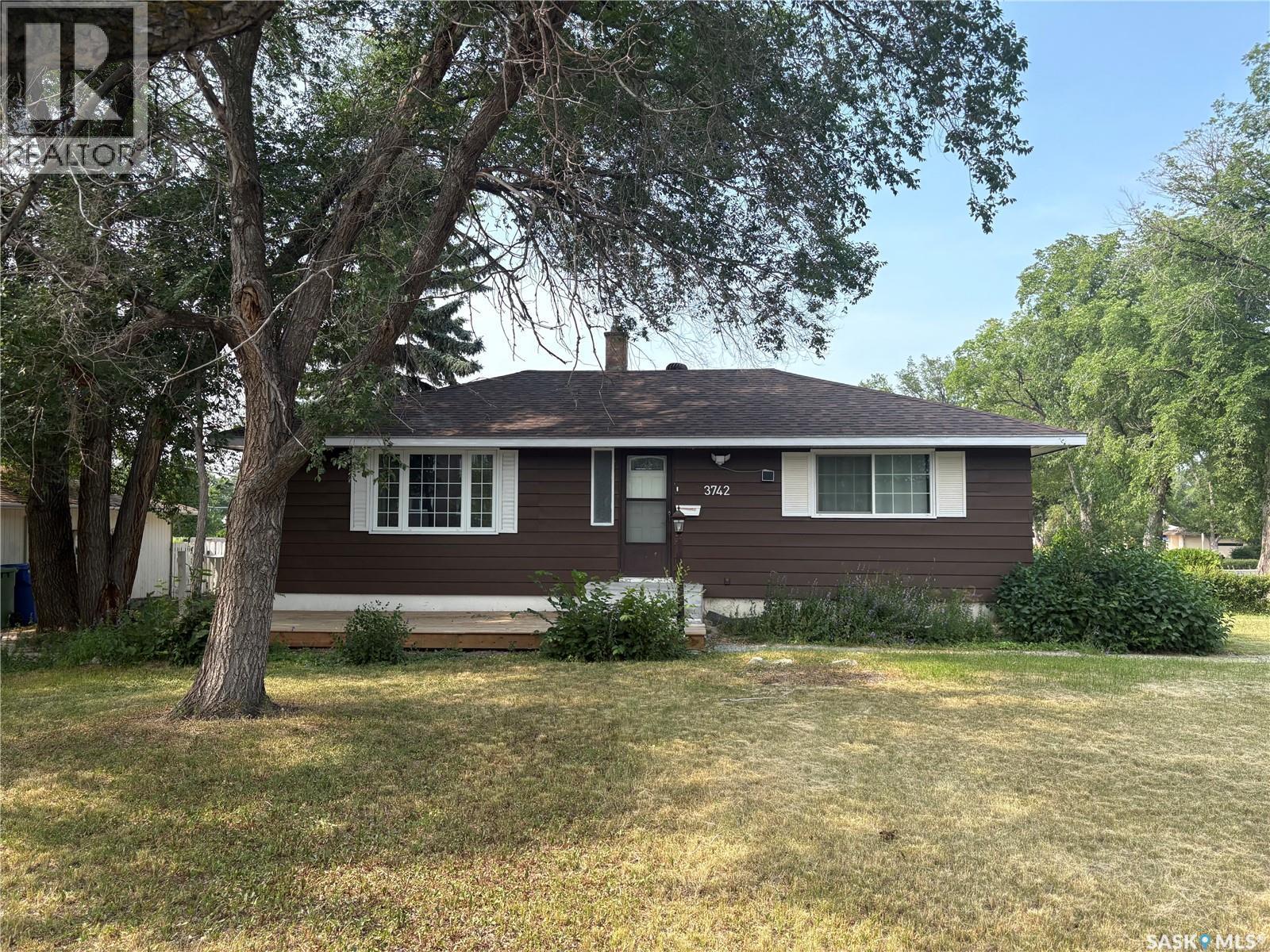 3742 Argyle Road, Regina, SK - Outdoor