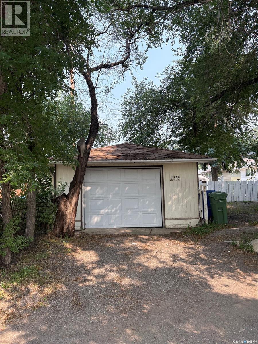 3742 Argyle Road, Regina, SK - Outdoor