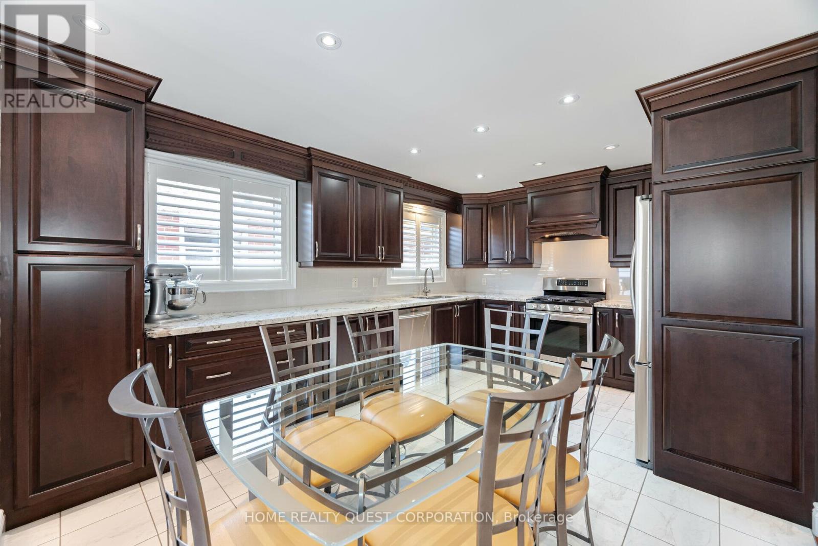 Beautiful Renovated Kitchen - 4190 Bishopstoke Lane, Mississauga, ON - Indoor Photo Showing Kitchen