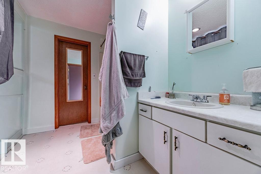 4912 50 St, Egremont, AB - Indoor Photo Showing Bathroom