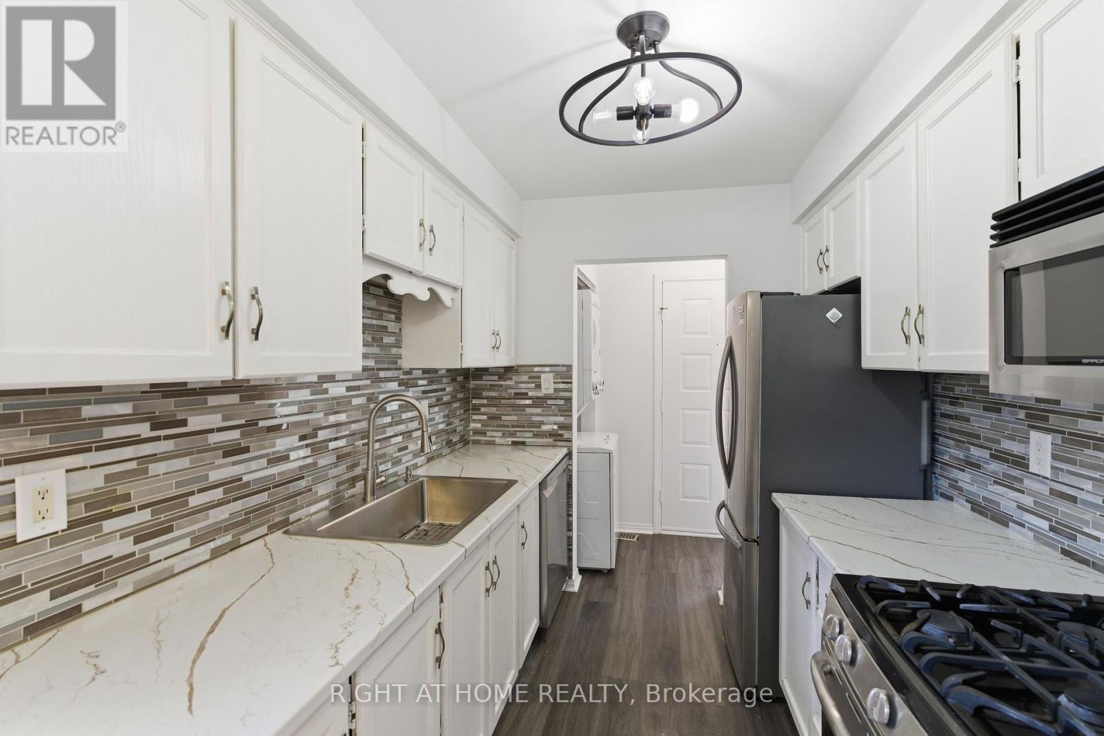 Upper - 341 Rexford Drive, Hamilton, ON - Indoor Photo Showing Kitchen With Upgraded Kitchen