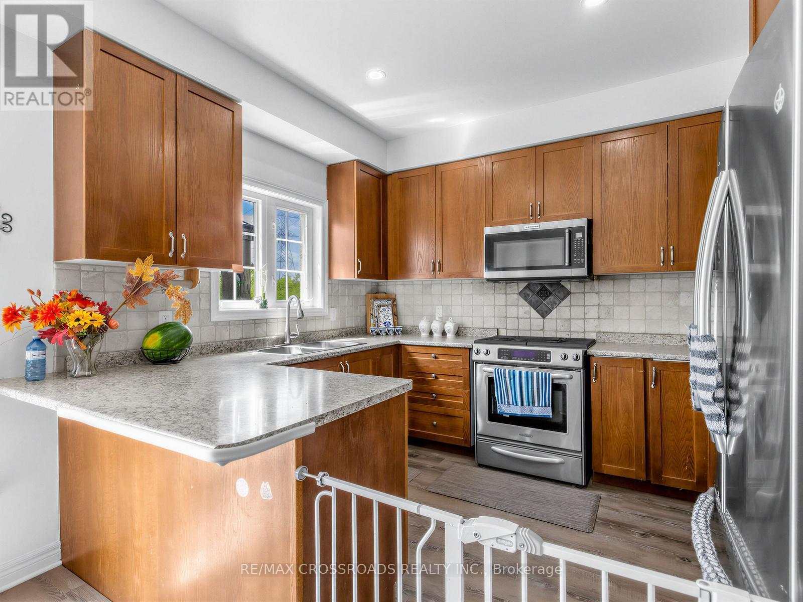 23 Worthview Drive S, Vaughan, ON - Indoor Photo Showing Kitchen With Stainless Steel Kitchen