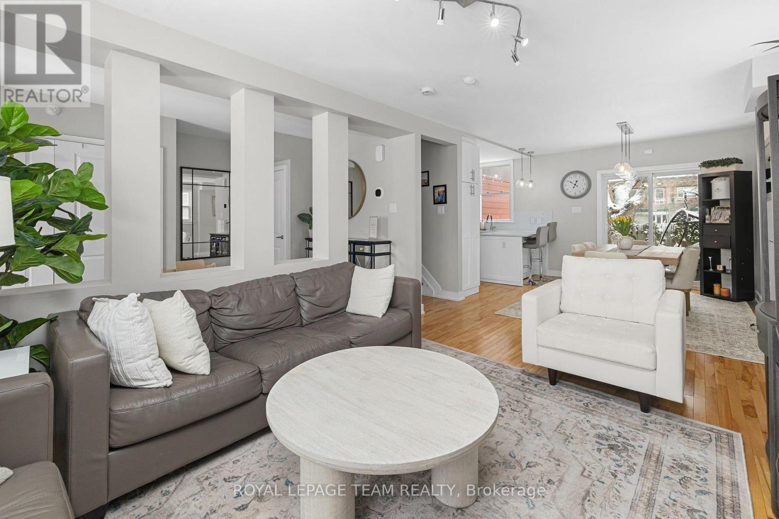 433 Dawson Avenue, Ottawa, ON - Indoor Photo Showing Living Room