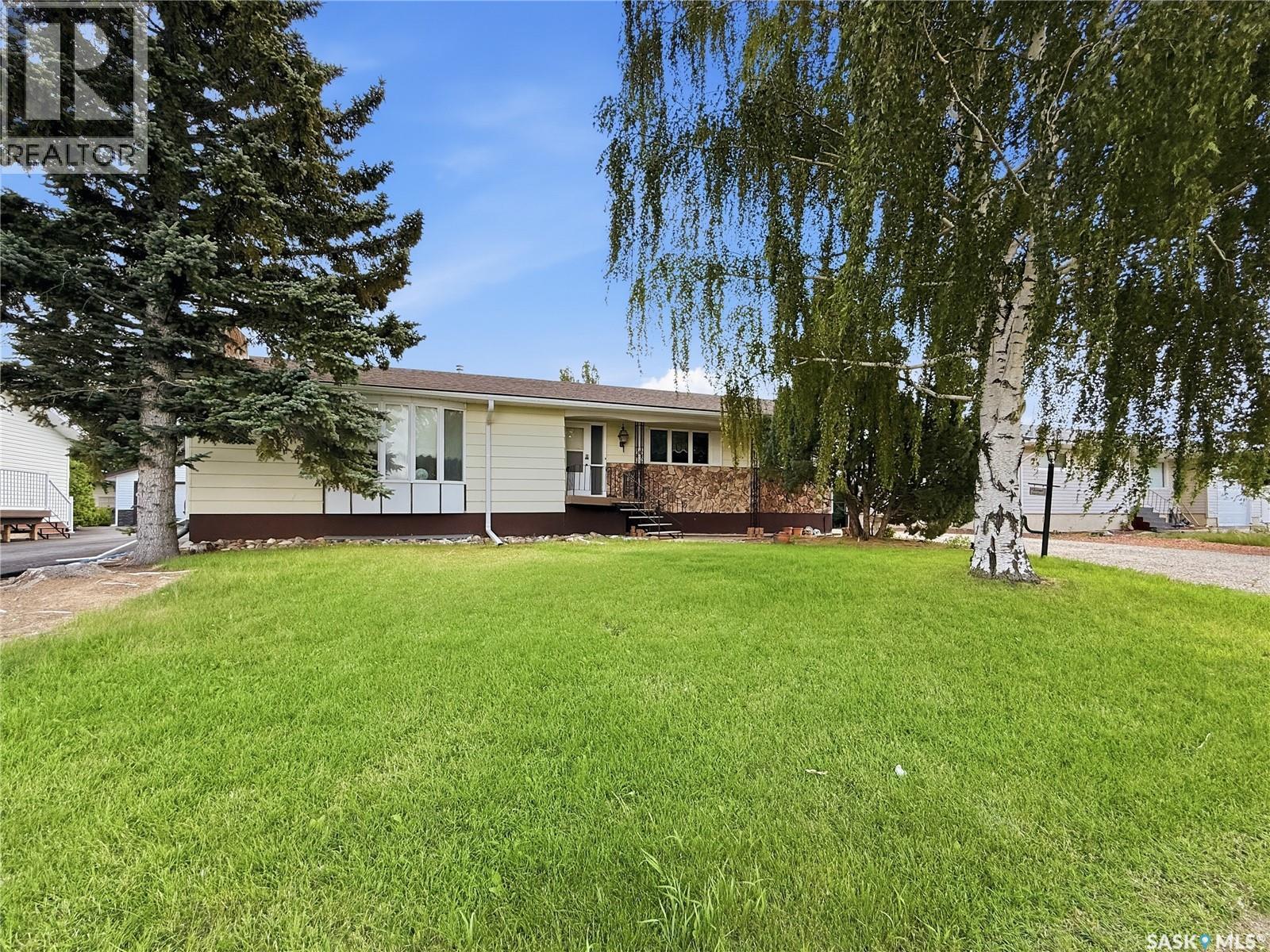 512 1St Street N, Cabri, SK - Outdoor