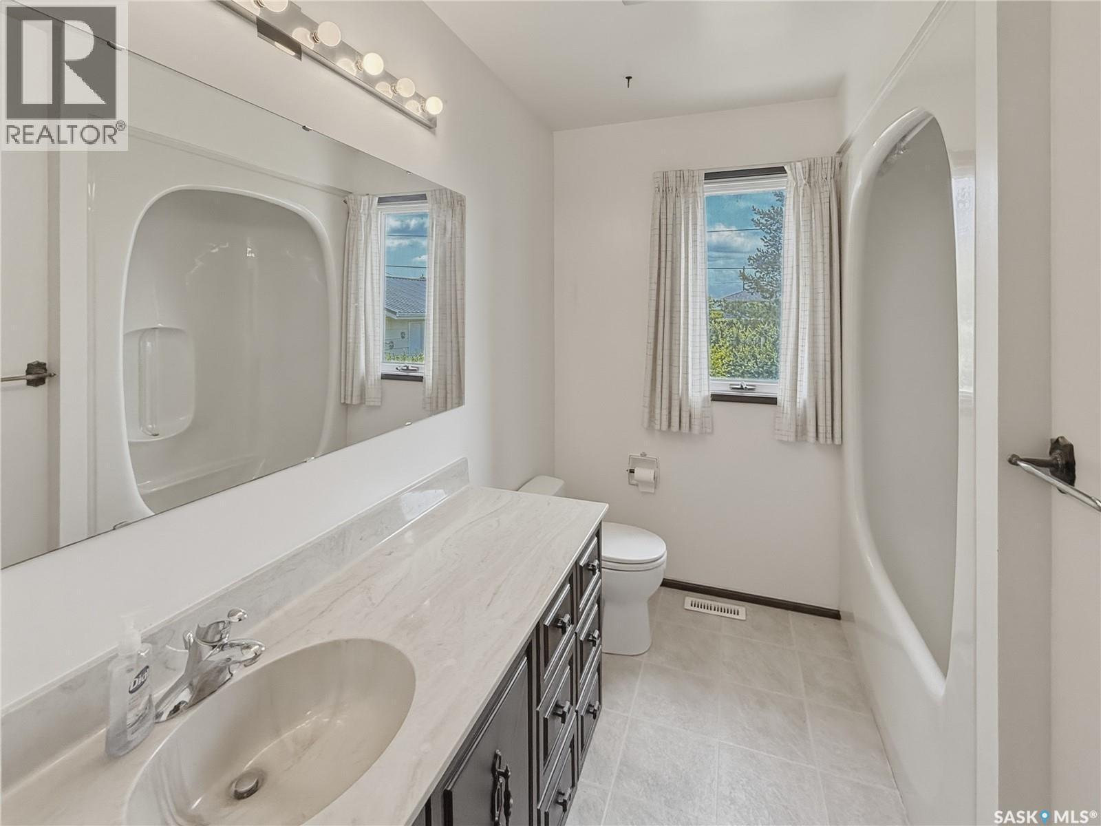 512 1St Street N, Cabri, SK - Indoor Photo Showing Bathroom