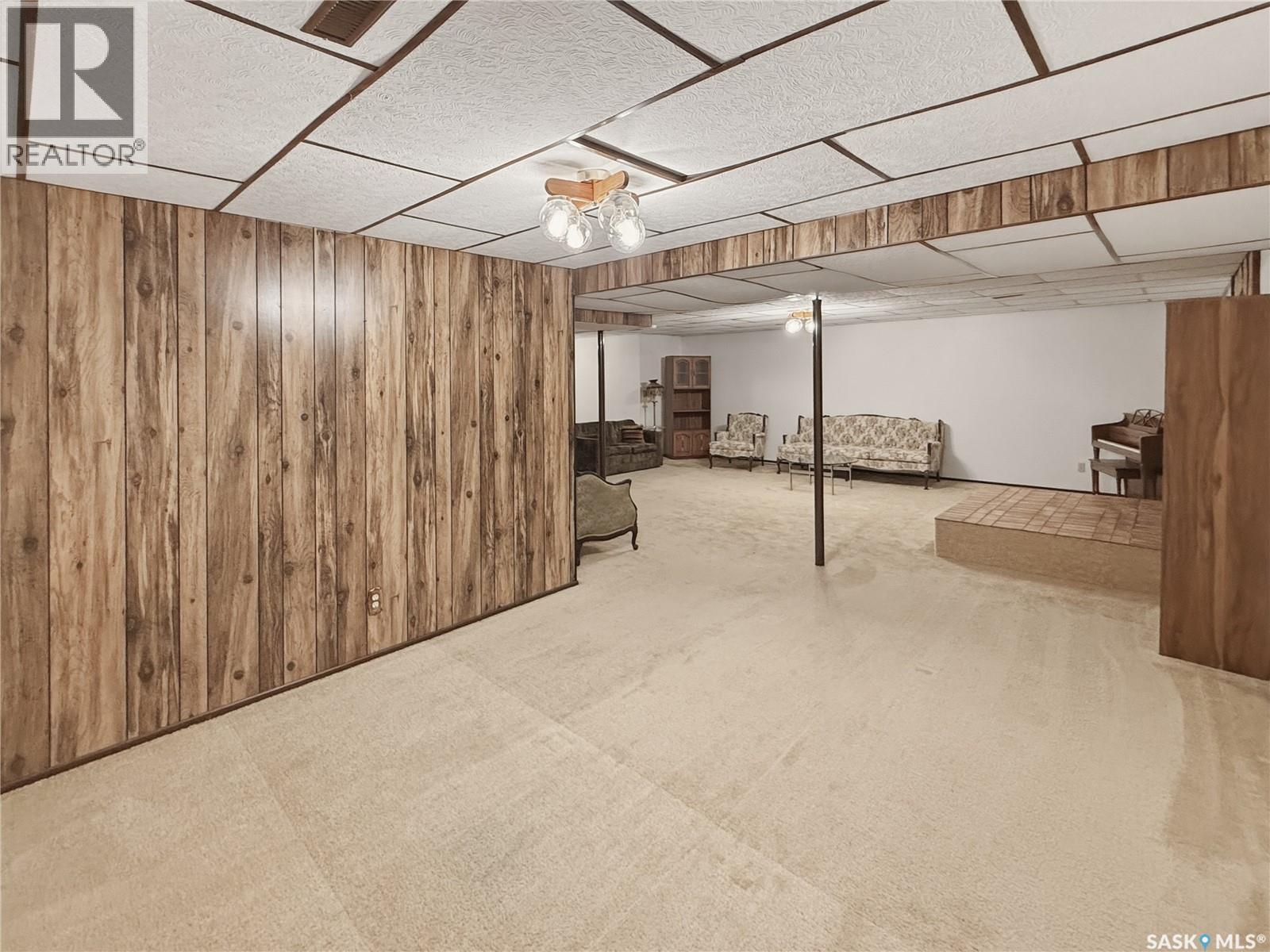 512 1St Street N, Cabri, SK - Indoor