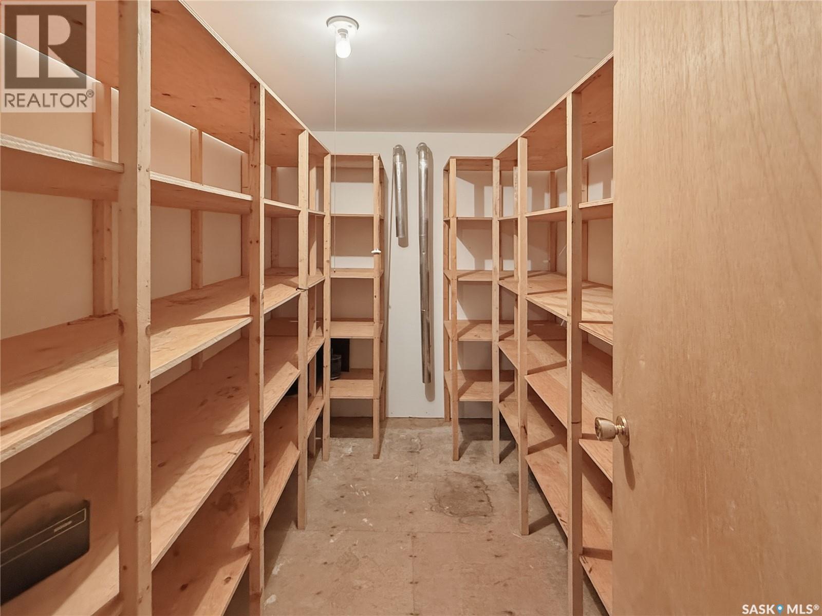 512 1St Street N, Cabri, SK - Indoor With Storage