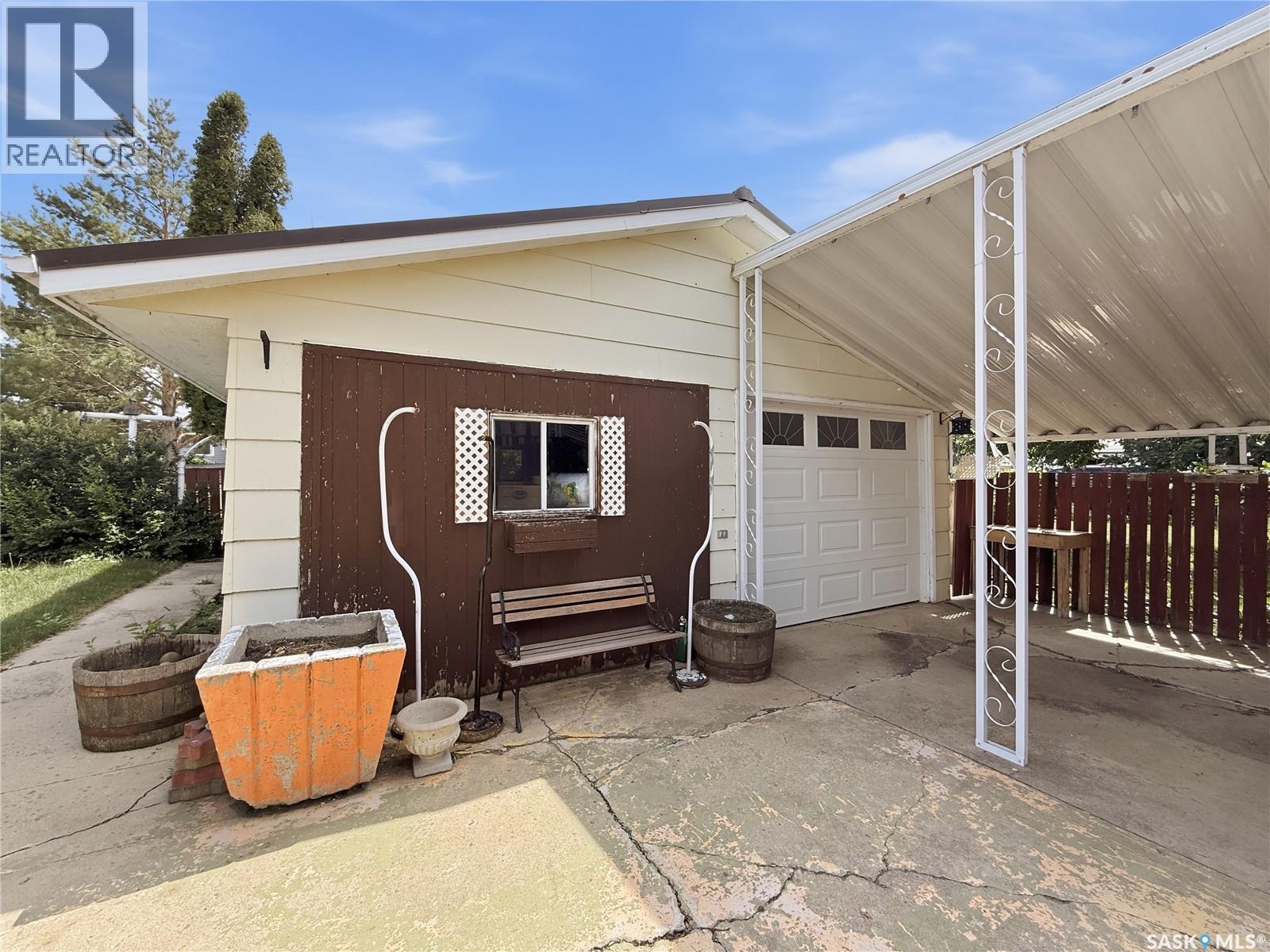 512 1St Street N, Cabri, SK - Outdoor With Exterior