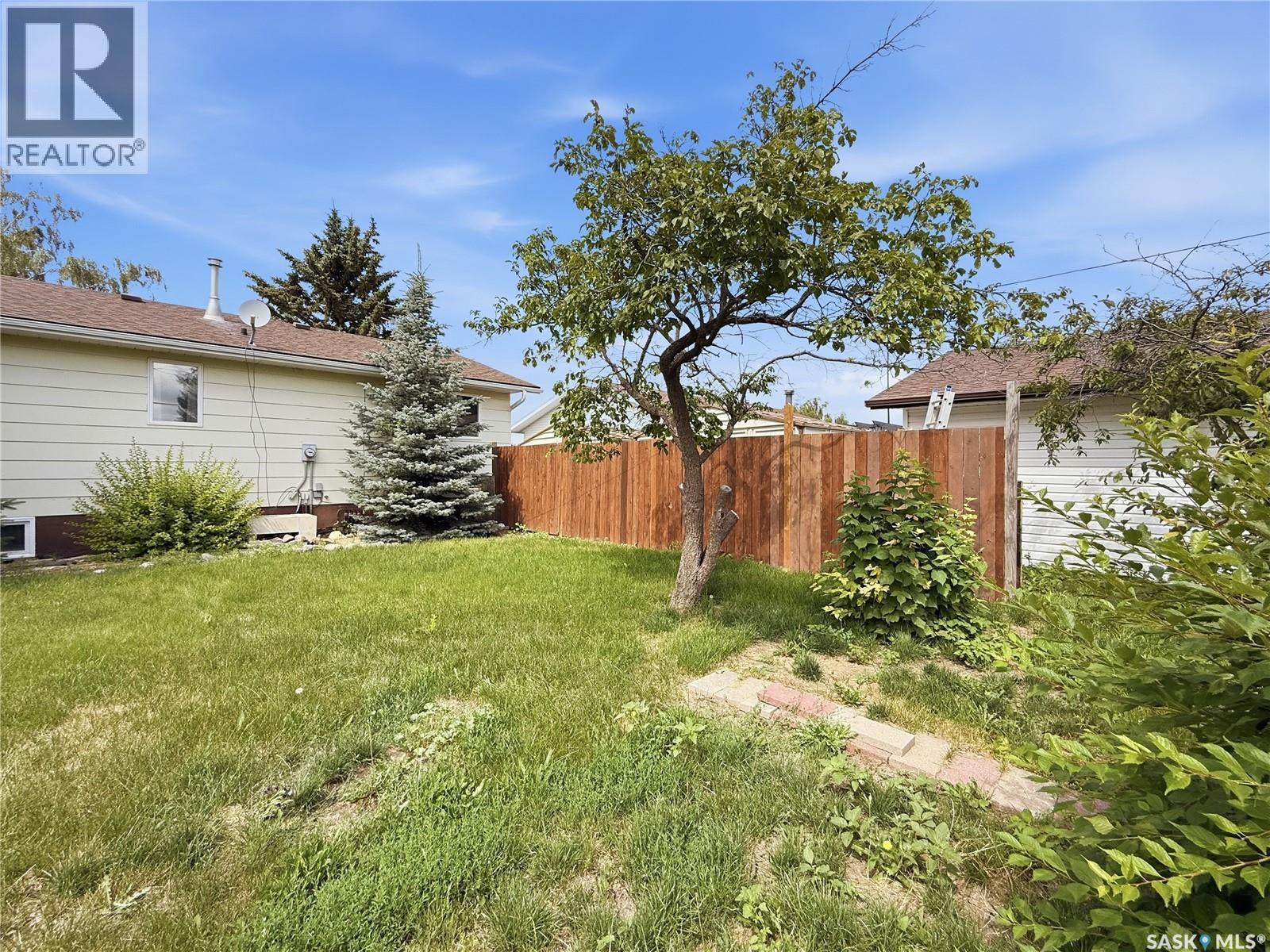 512 1St Street N, Cabri, SK - Outdoor