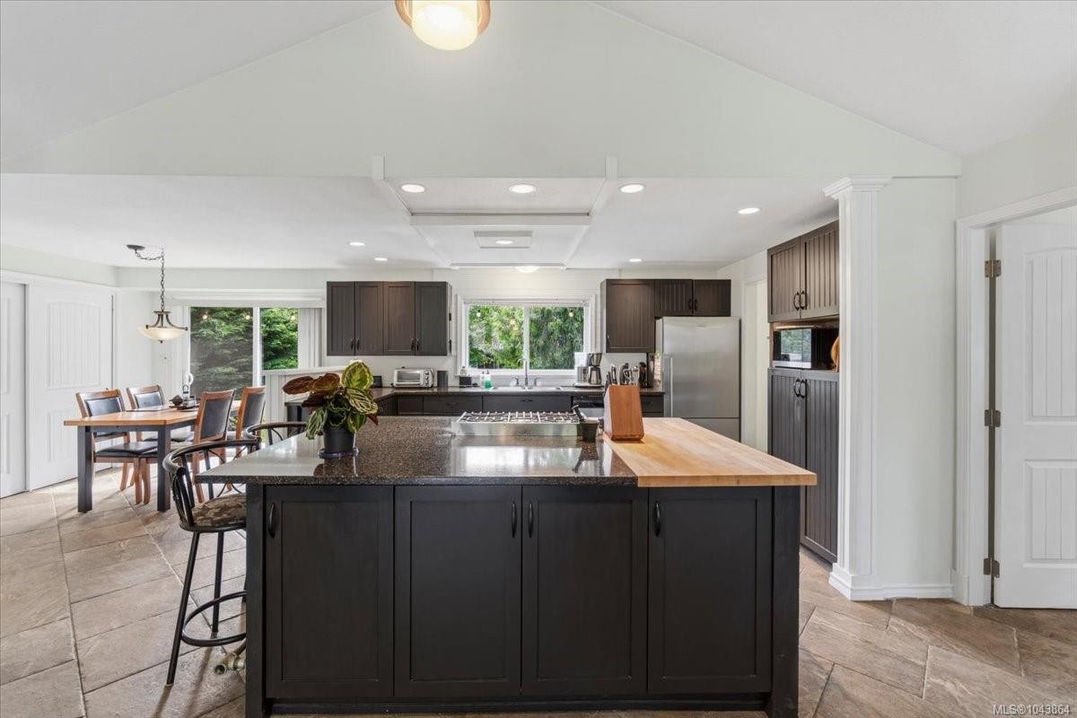 381 Dunsmuir Rd, Qualicum Beach, BC