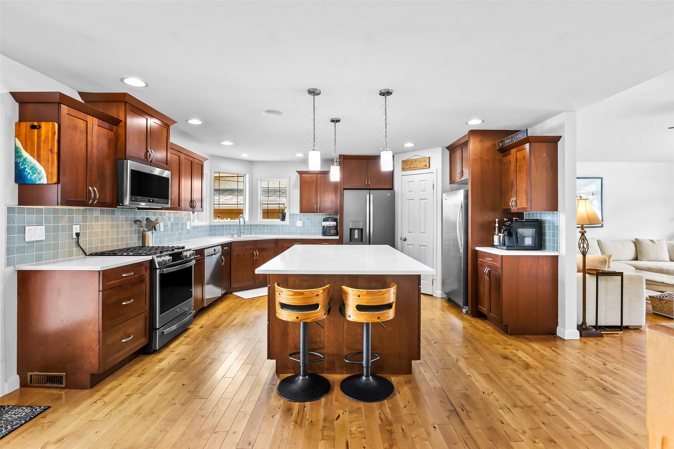 1901 Alder Street, Creston, BC - Indoor Photo Showing Kitchen With Upgraded Kitchen