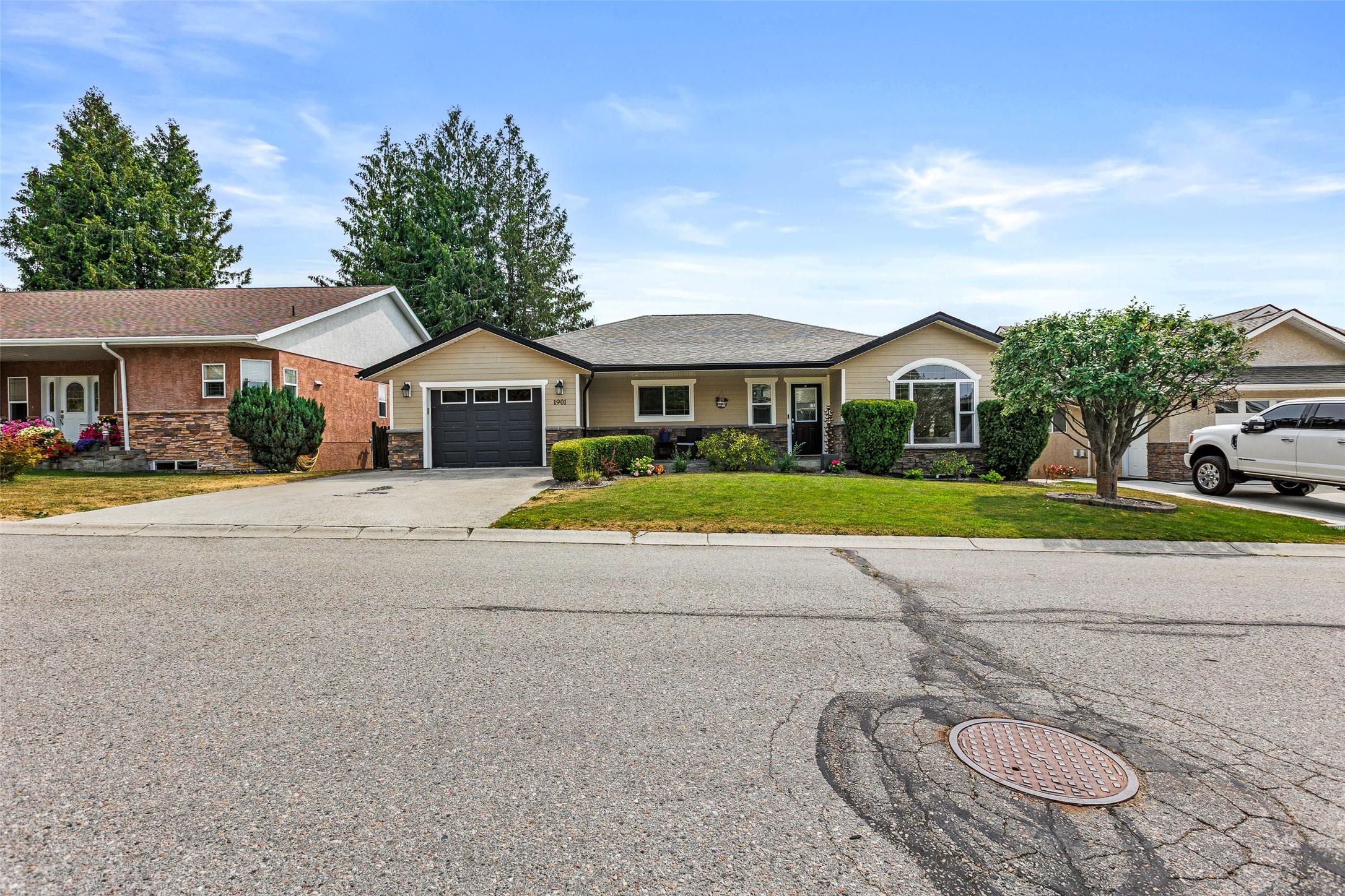 1901 Alder Street, Creston, BC - Outdoor With Facade