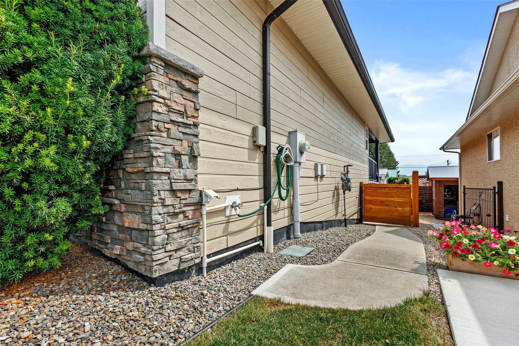 1901 Alder Street, Creston, BC - Outdoor With Exterior