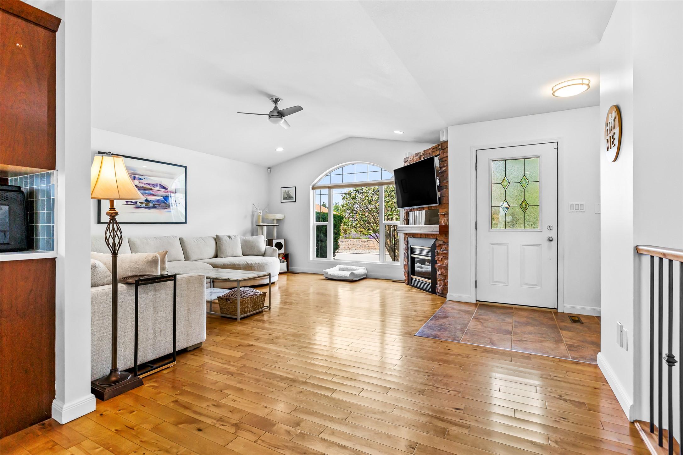 1901 Alder Street, Creston, BC - Indoor Photo Showing Living Room