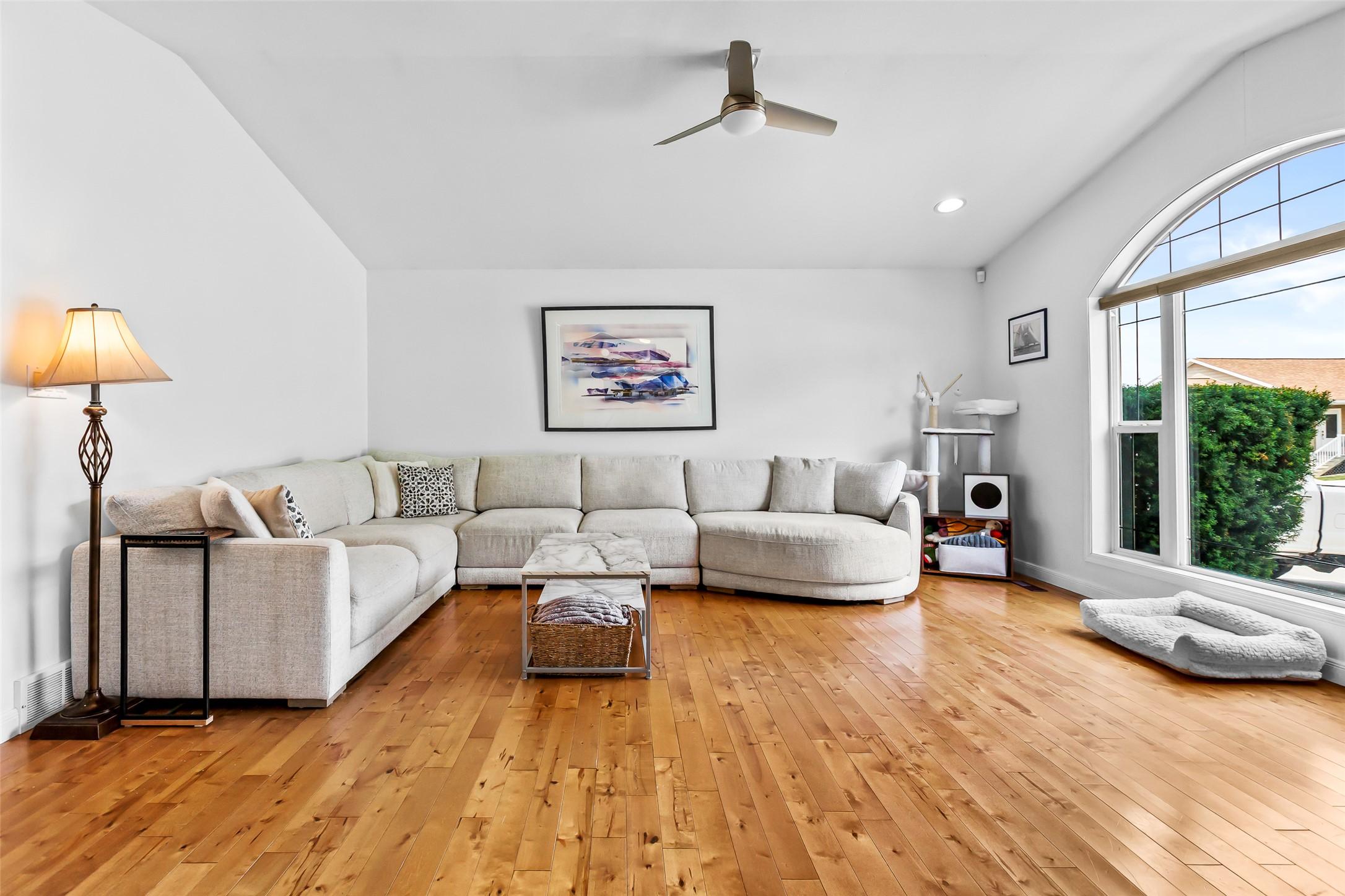 1901 Alder Street, Creston, BC - Indoor Photo Showing Living Room