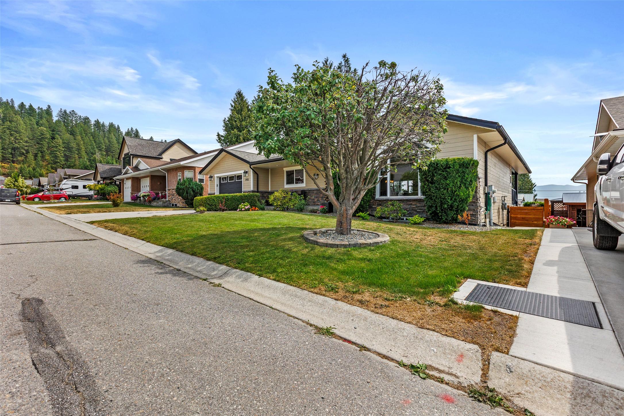 1901 Alder Street, Creston, BC - Outdoor With Facade