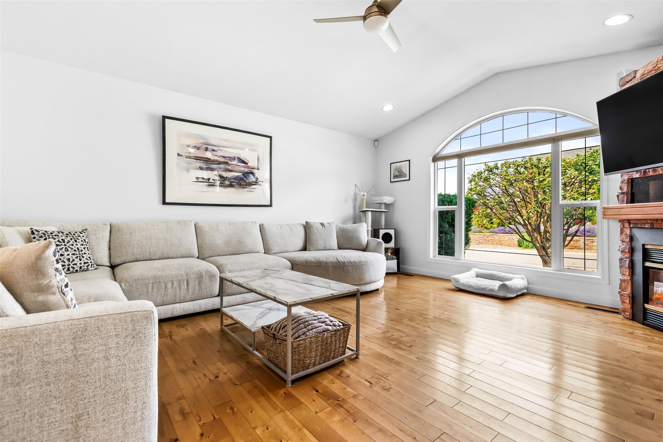 1901 Alder Street, Creston, BC - Indoor Photo Showing Living Room With Fireplace