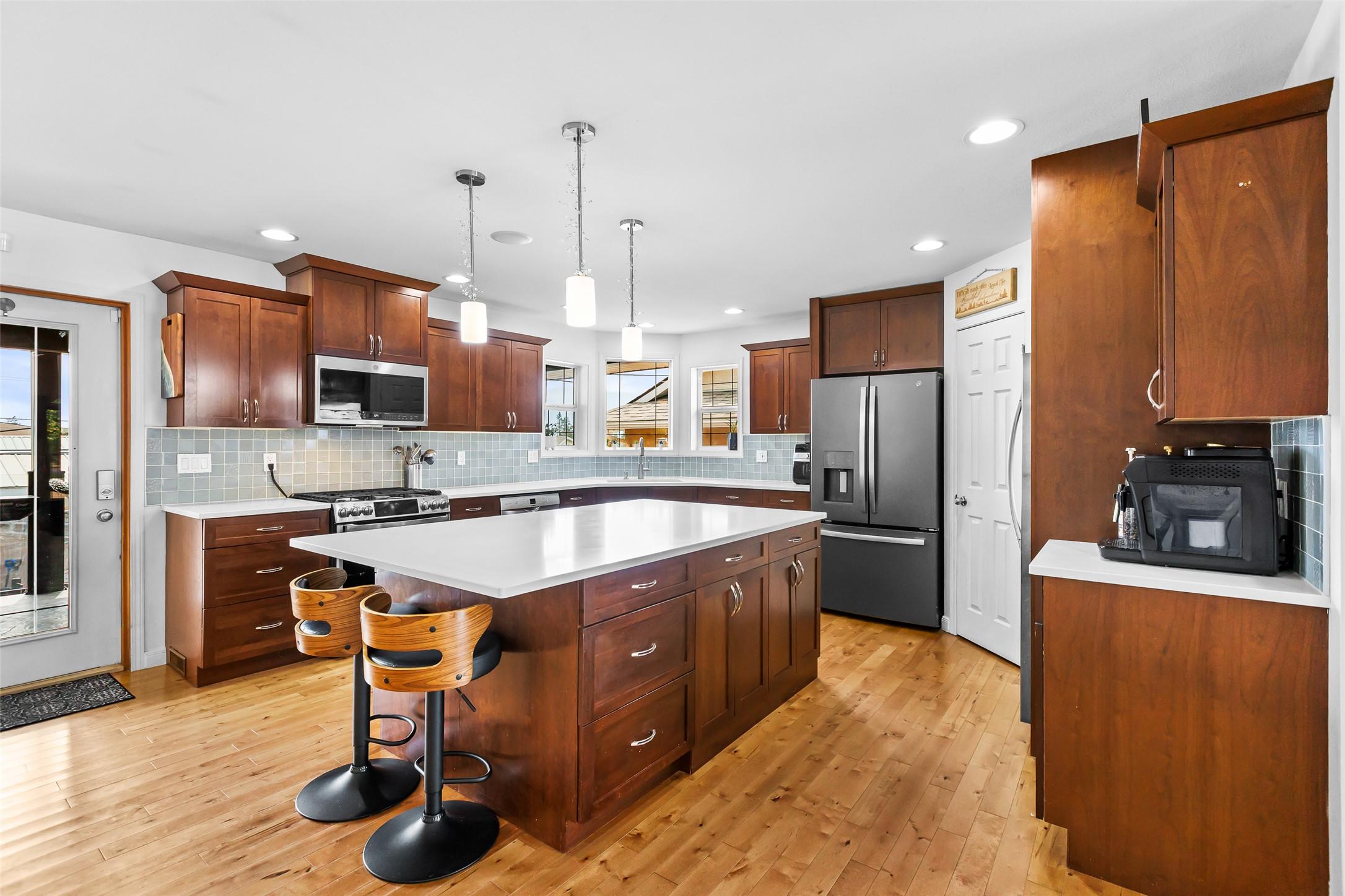 1901 Alder Street, Creston, BC - Indoor Photo Showing Kitchen With Upgraded Kitchen
