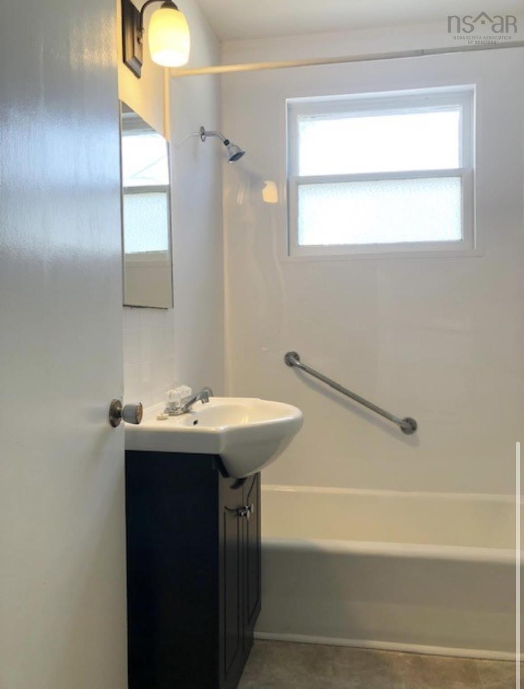 6 Mclean Street, Truro, NS - Indoor Photo Showing Bathroom