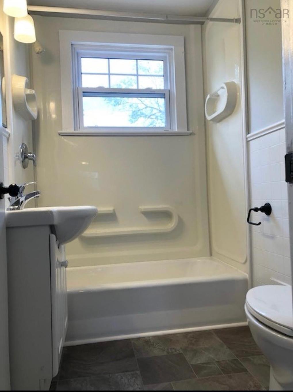 6 Mclean Street, Truro, NS - Indoor Photo Showing Bathroom
